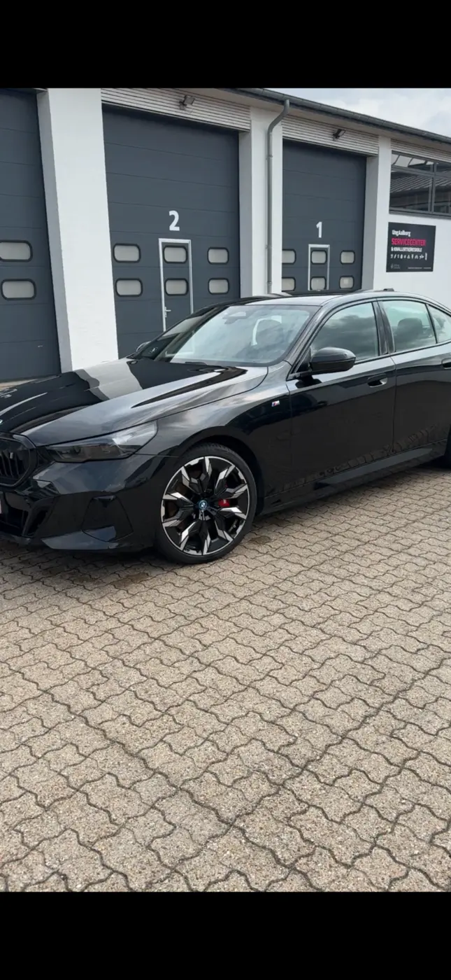 BMW i5 efter bilpleje hos Cool Car Wash